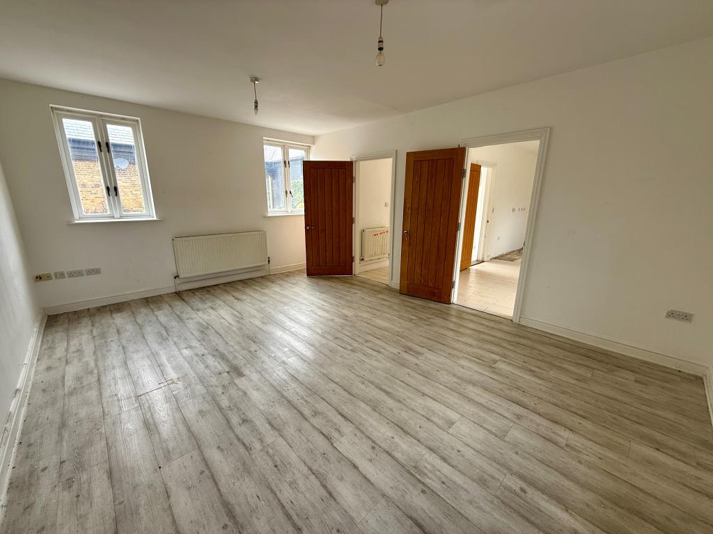 Lot: 62 - THREE-BEDROOM TERRACE HOUSE - Living/dining room